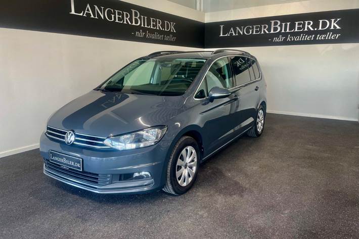Grå VW Touran fra 2021 set udefra
