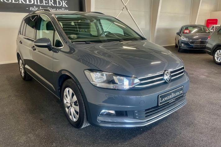 Grå VW Touran fra 2021