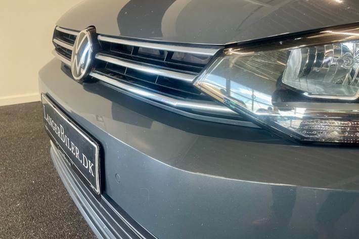Grå VW Touran fra 2021