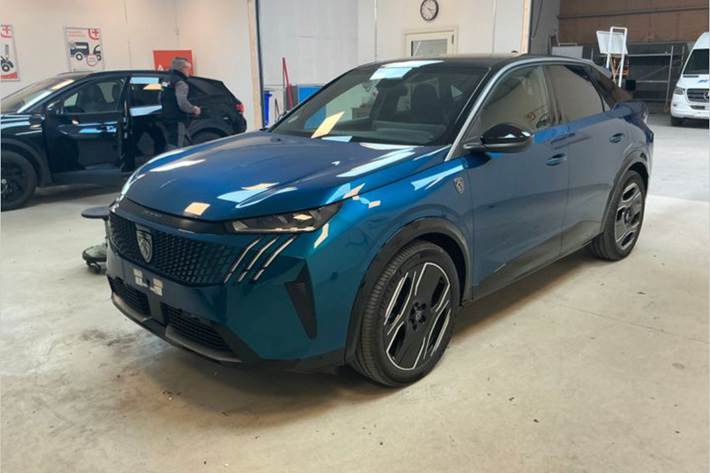 Blå Peugeot e-3008 fra 2025