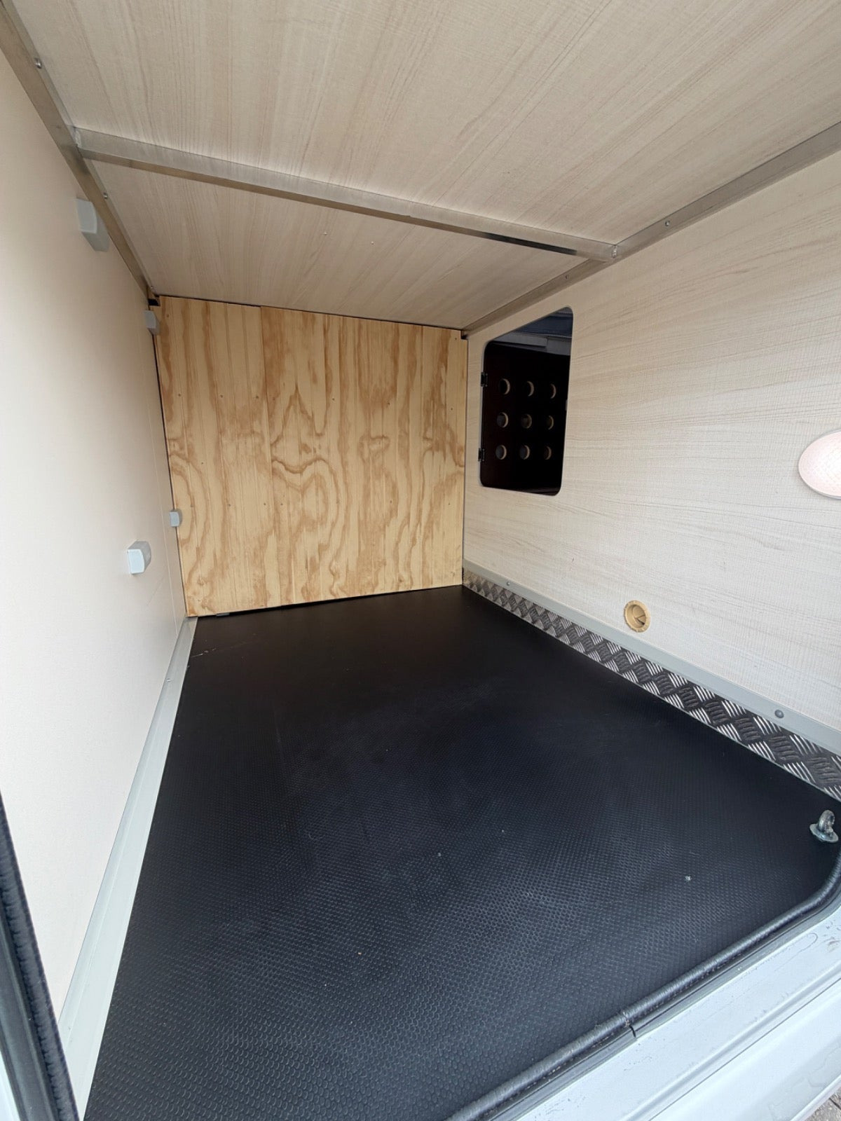 Hvid Ahorn Camp A690 fra 2023 set udefra