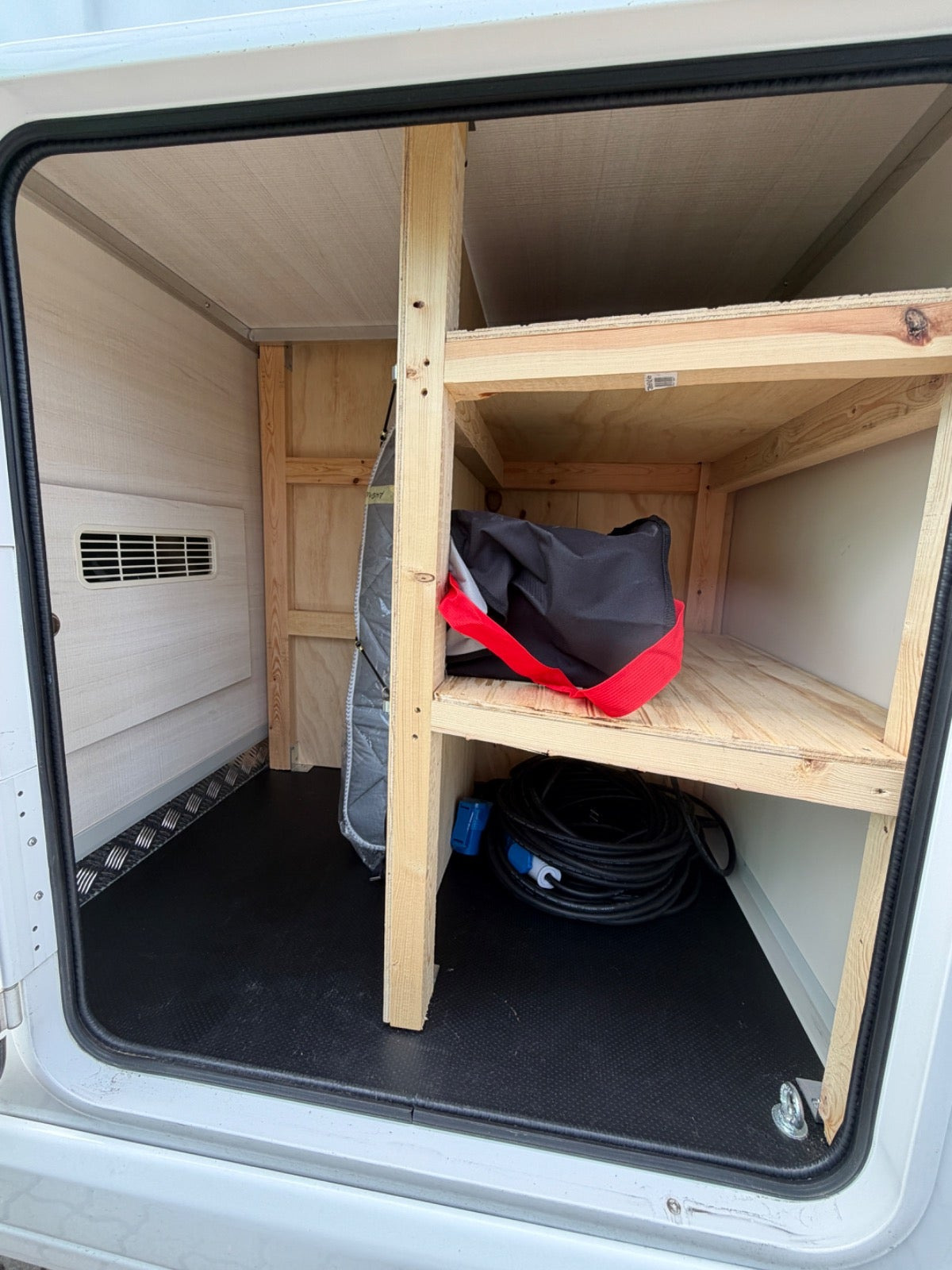 Hvid Ahorn Camp A690 fra 2023 set udefra