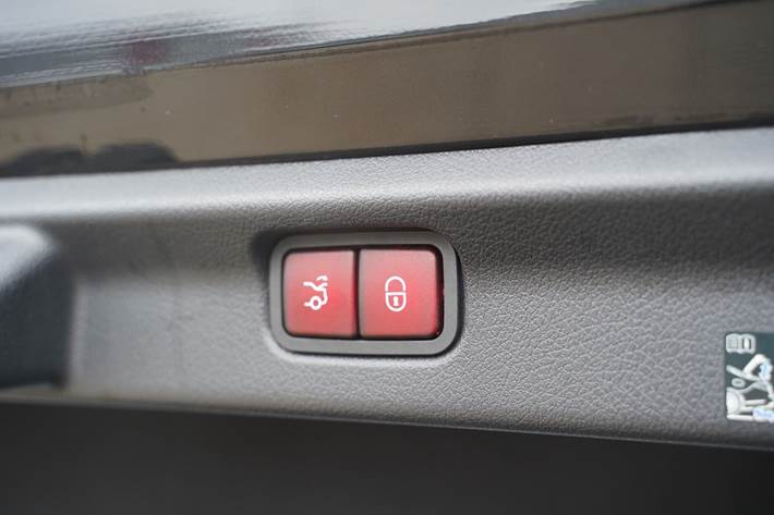 Sort Mercedes EQE300 fra 2023