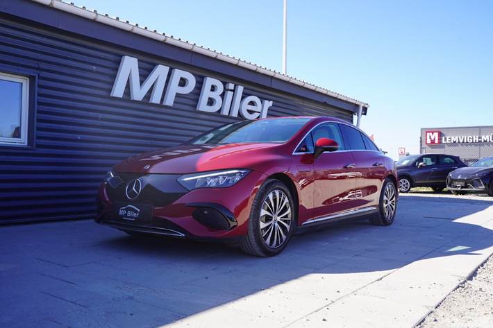Rød Mercedes EQE350+ fra 2023 set udefra