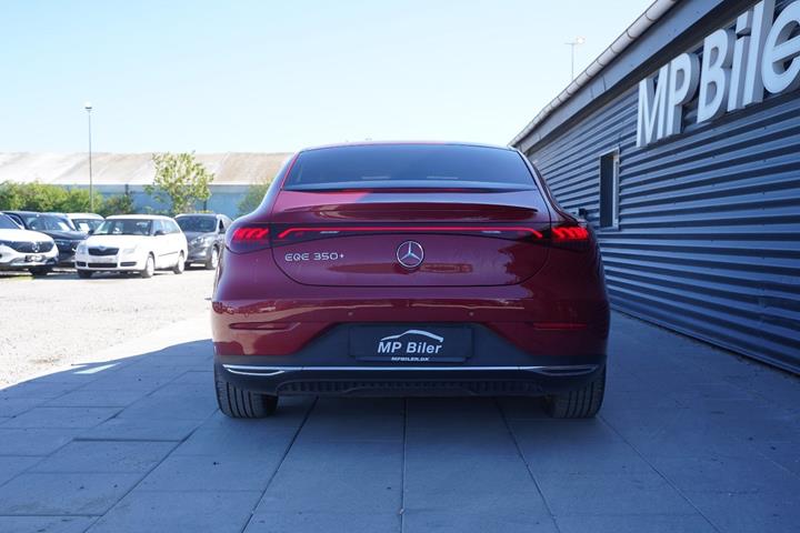 Rød Mercedes EQE350+ fra 2023