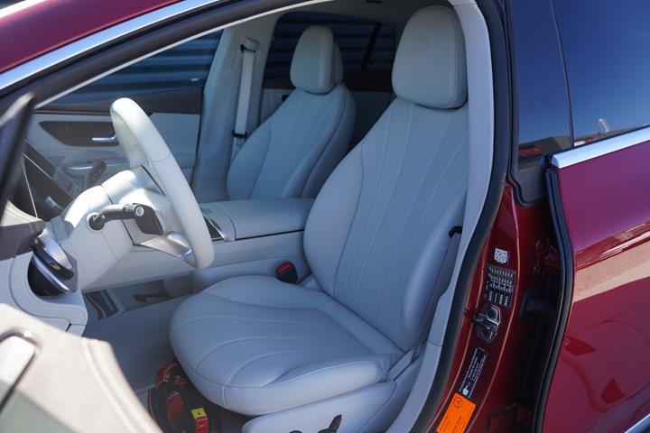 Rød Mercedes EQE350+ fra 2023