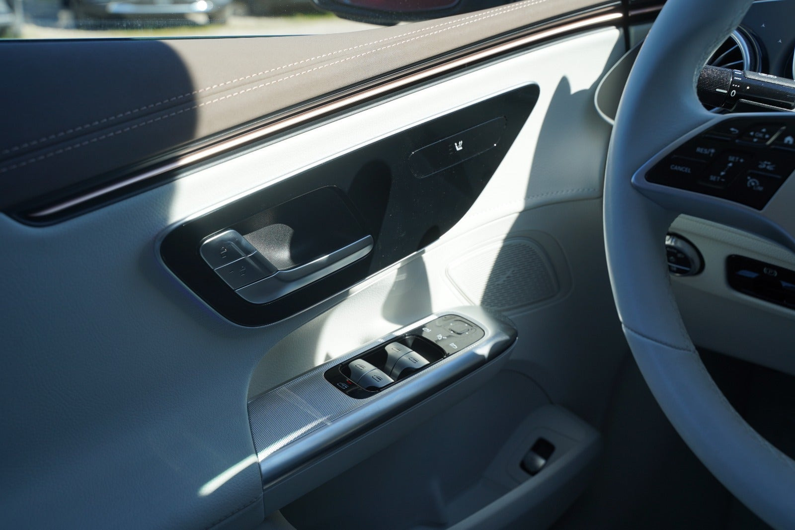 Rød Mercedes EQE350+ fra 2023