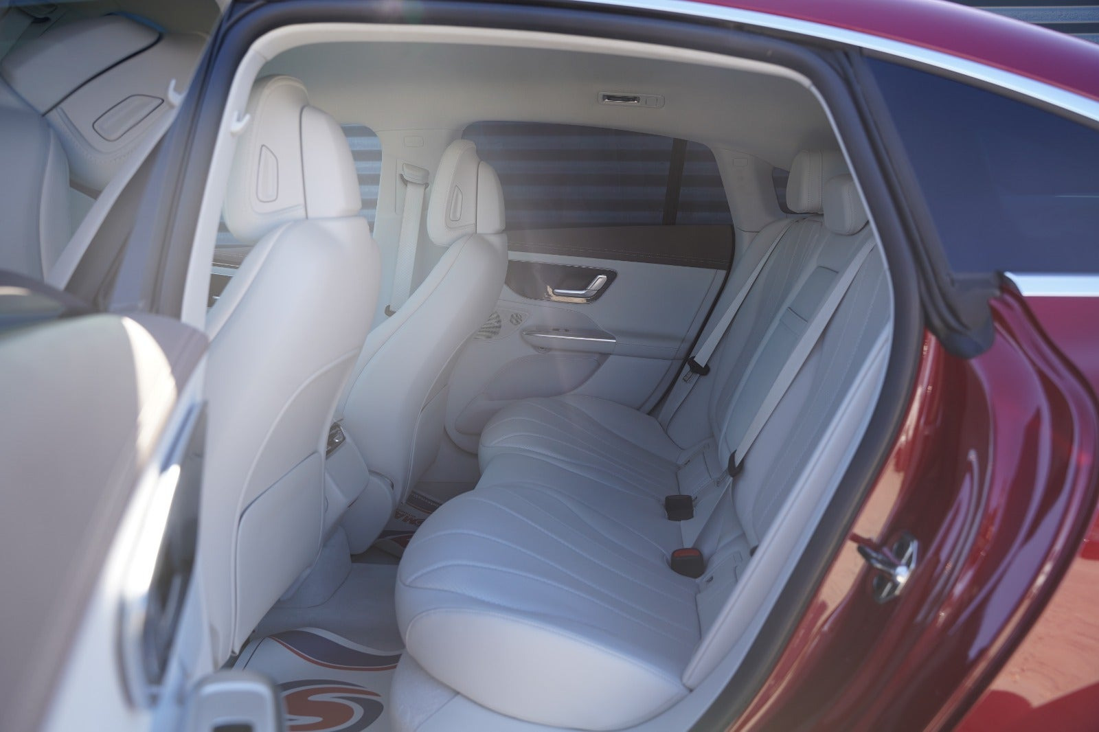 Rød Mercedes EQE350+ fra 2023