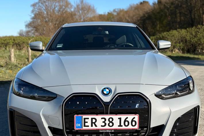 Grå BMW i4 fra 2024
