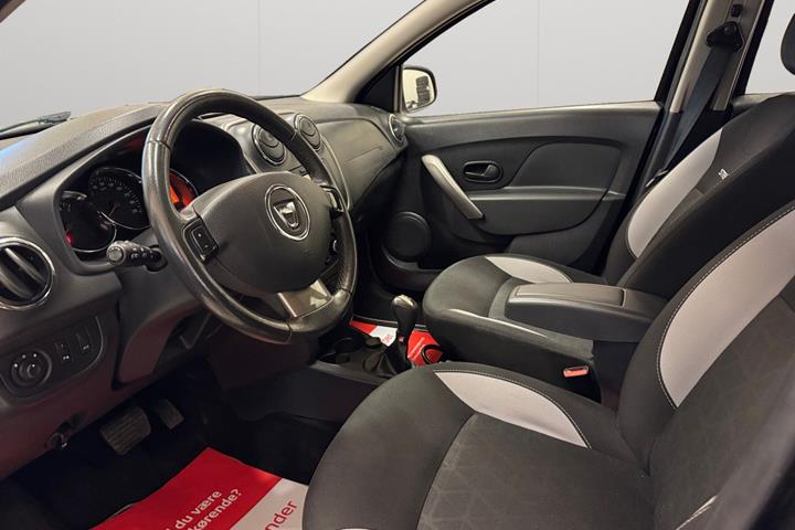 Sort Dacia Sandero fra 2016