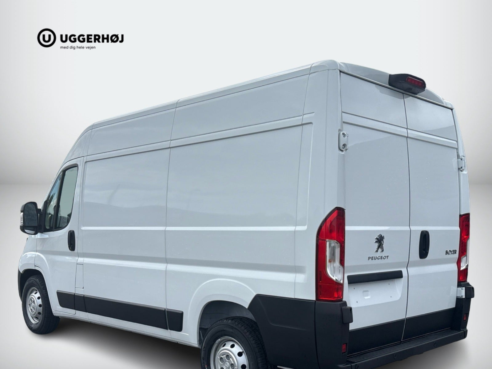 Hvid Peugeot Boxer 435 fra 2024 set udefra