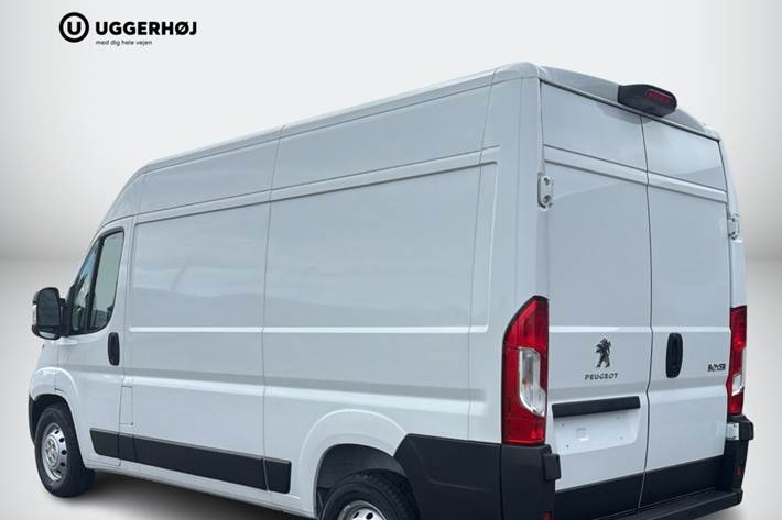 Hvid Peugeot Boxer 435 fra 2024 set udefra