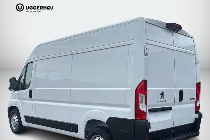 Hvid Peugeot Boxer 435 fra 2024 set udefra