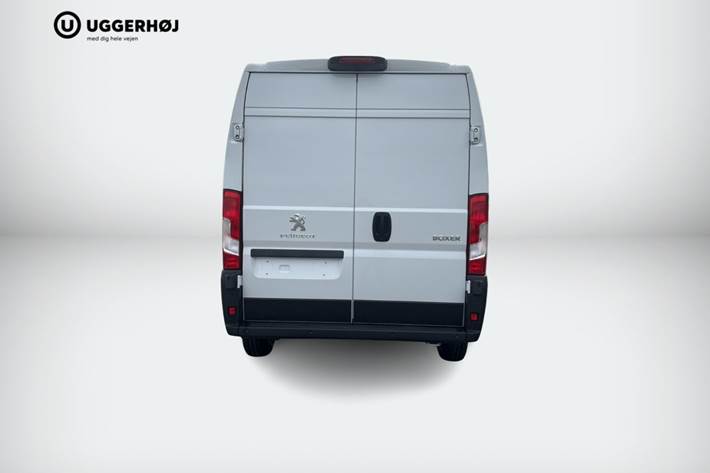 Hvid Peugeot Boxer 435 fra 2024 set udefra