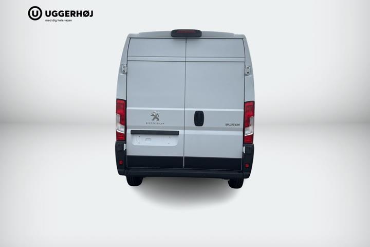 Hvid Peugeot Boxer 435 fra 2024 set udefra