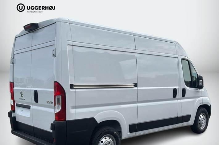 Hvid Peugeot Boxer 435 fra 2024 set udefra