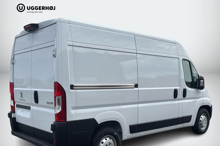 Hvid Peugeot Boxer 435 fra 2024 set udefra