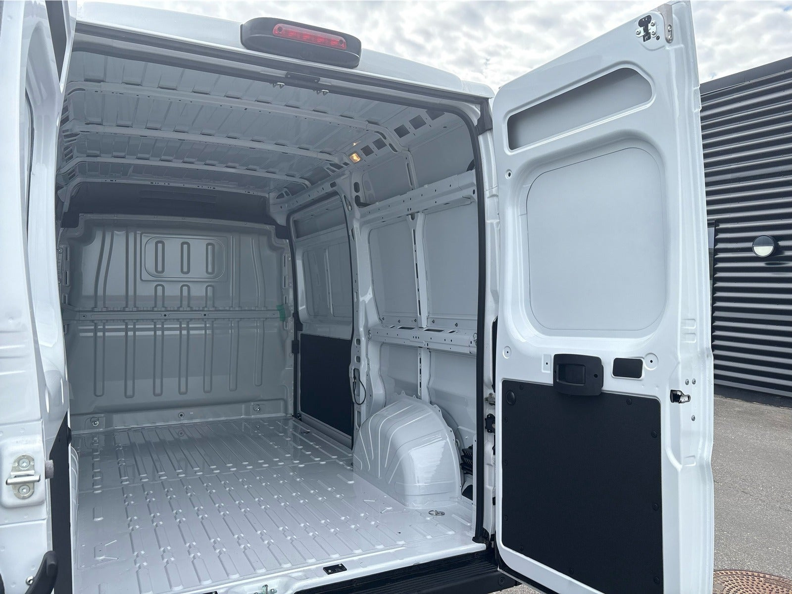 Hvid Peugeot Boxer 435 fra 2024