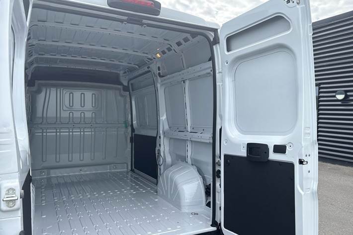 Hvid Peugeot Boxer 435 fra 2024