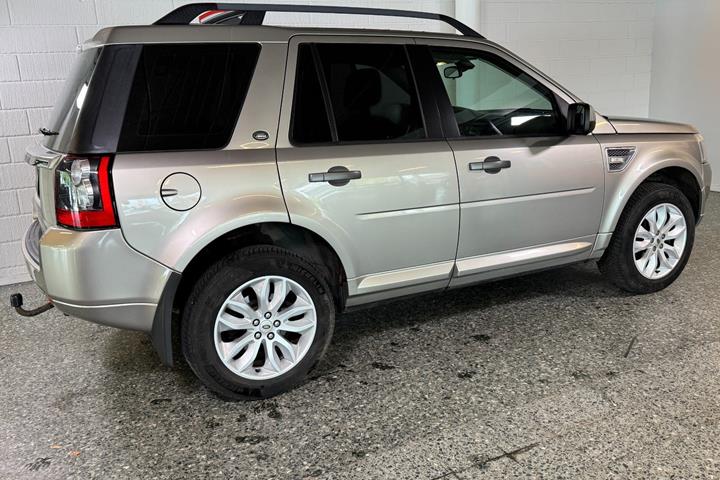 Beige Land Rover Freelander 2 fra 2011