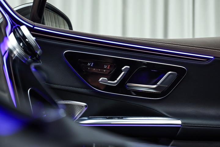 Sølv Mercedes EQE53 SUV fra 2024