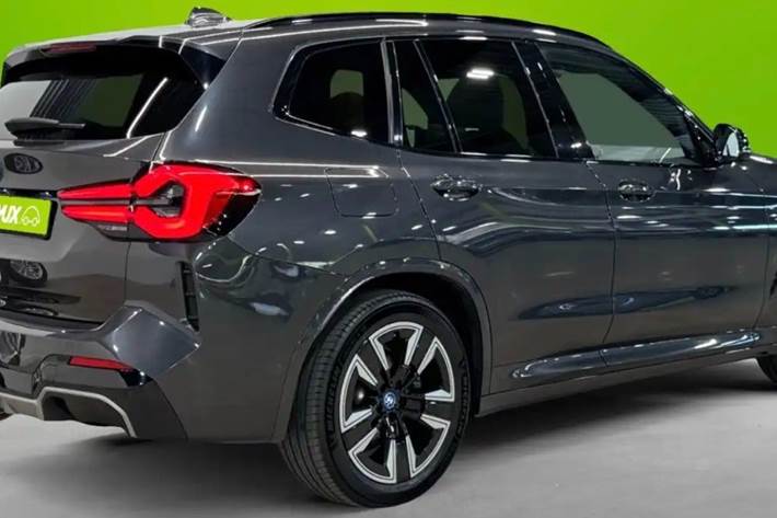 Grå BMW iX3 fra 2023