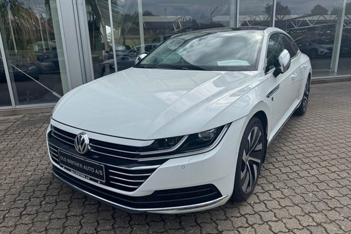 Hvid VW Arteon fra 2019 set udefra