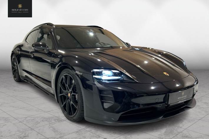 Sort Porsche Taycan fra 2022 set udefra