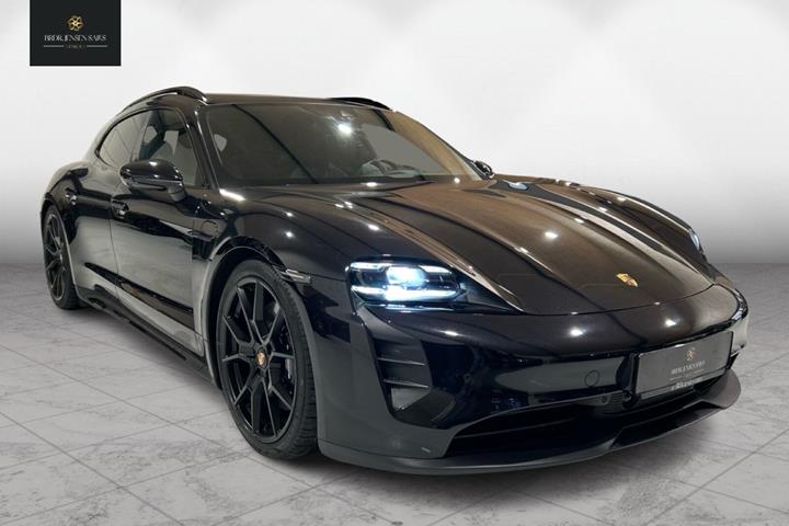 Sort Porsche Taycan fra 2022 set udefra