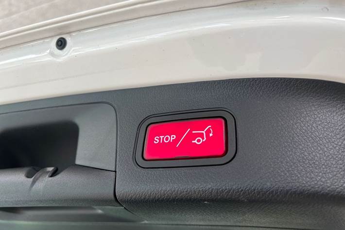 Hvid Mercedes EQA 300 fra 2025