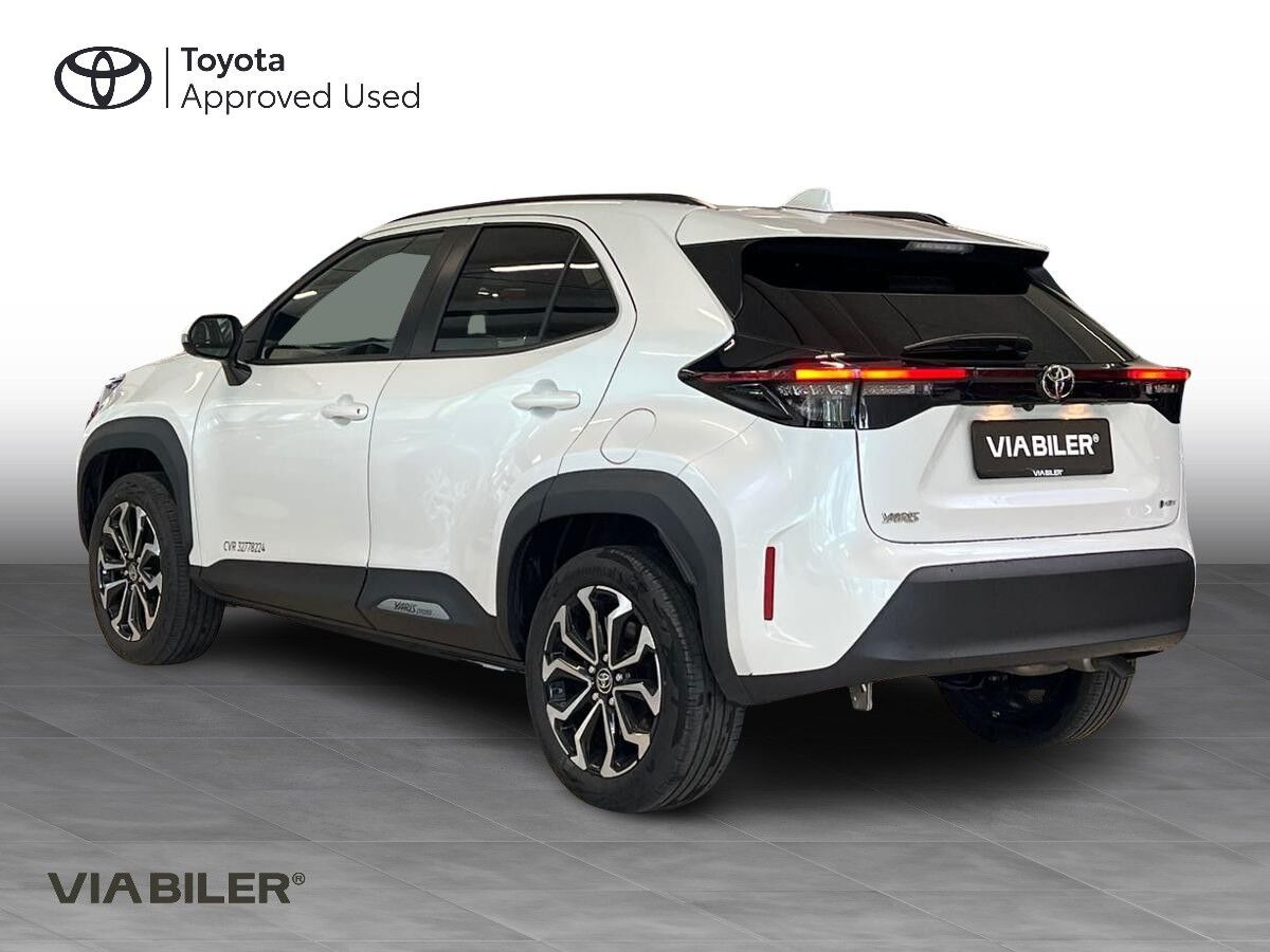 Hvid Toyota Yaris Cross fra 2025