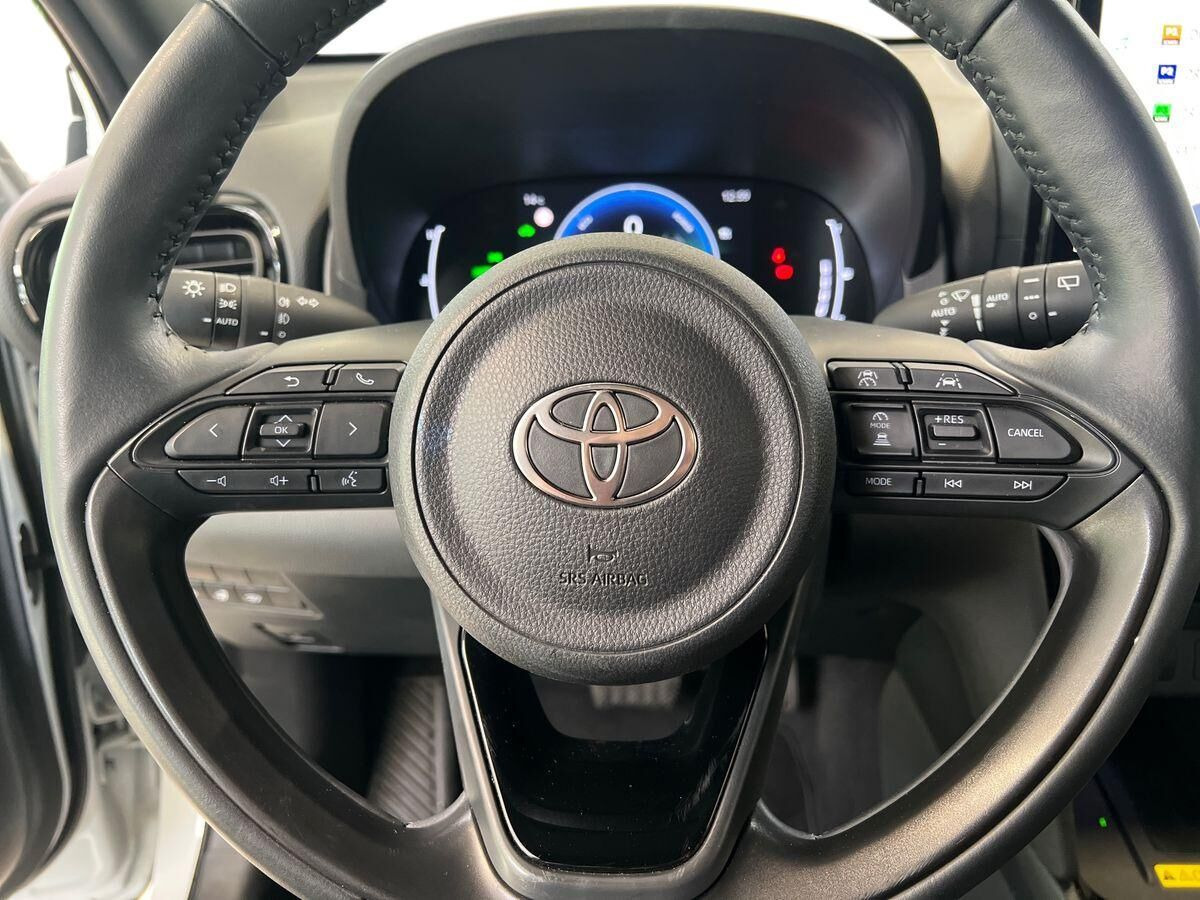 Hvid Toyota Yaris Cross fra 2025