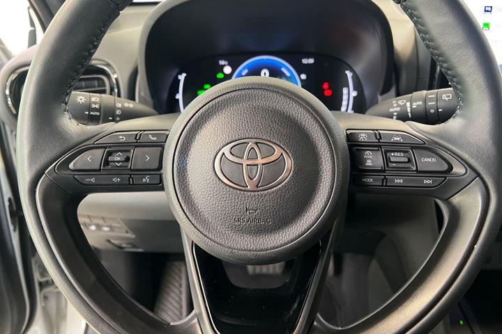 Hvid Toyota Yaris Cross fra 2025