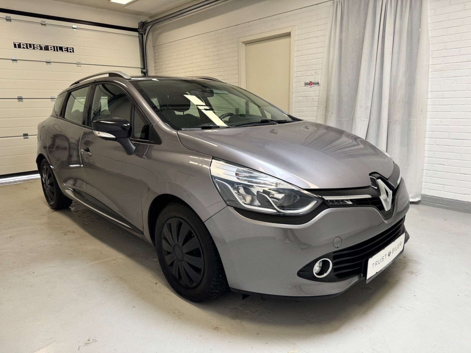 Grå Renault Clio IV fra 2015