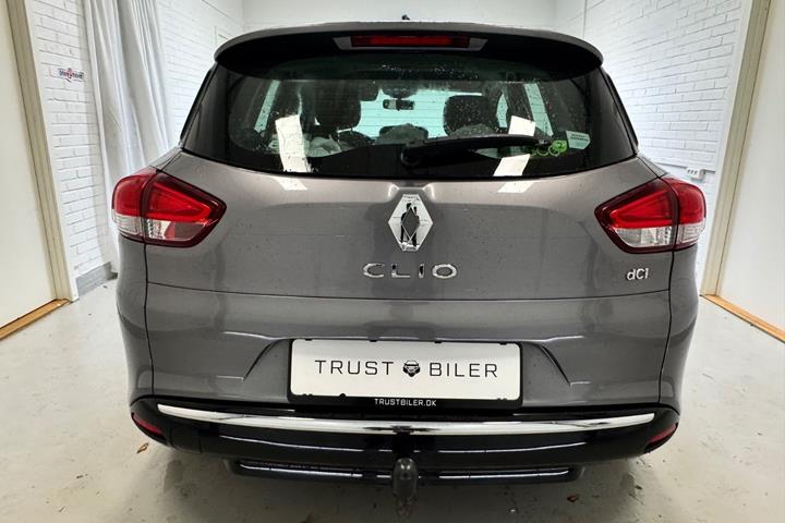Grå Renault Clio IV fra 2015