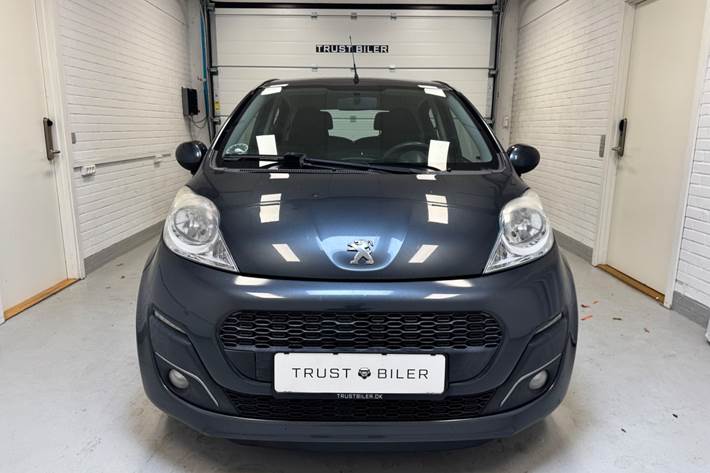 Grå Peugeot 107 fra 2012