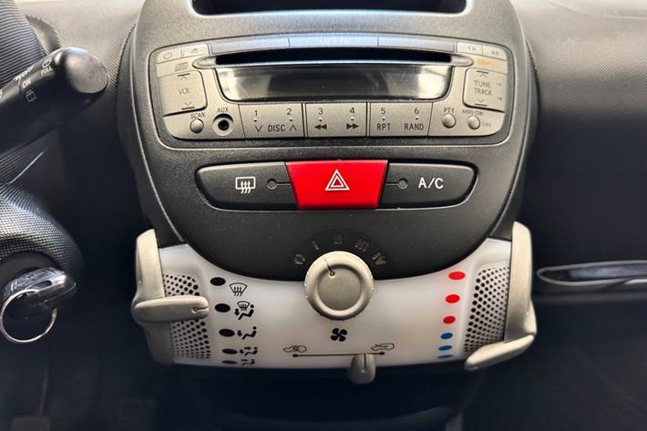 Grå Peugeot 107 fra 2012