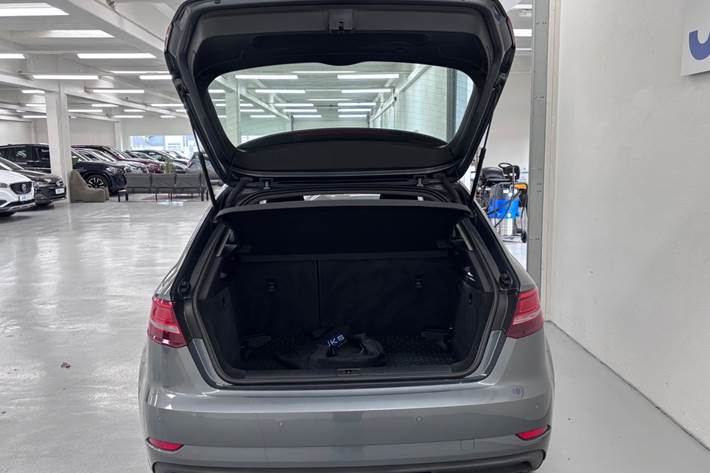Grå Audi A3 fra 2017