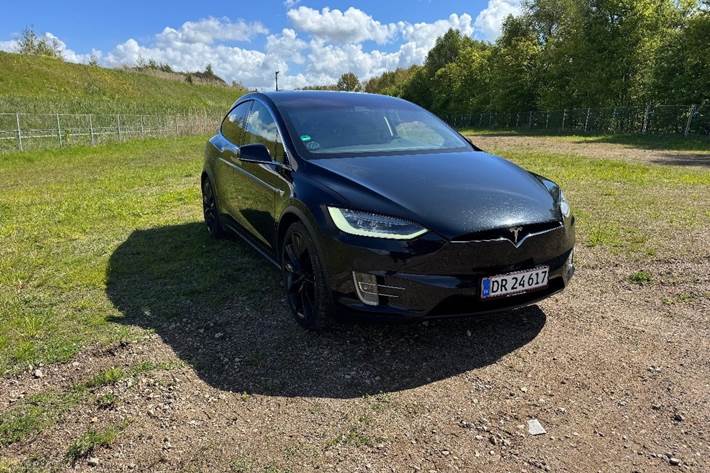 Sort Tesla Model X fra 2017