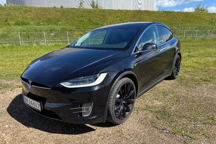 Sort Tesla Model X fra 2017