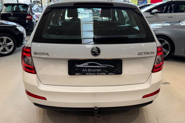 Hvid Skoda Octavia fra 2016