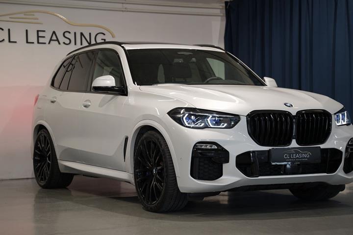 Hvid BMW X5 fra 2021 set udefra
