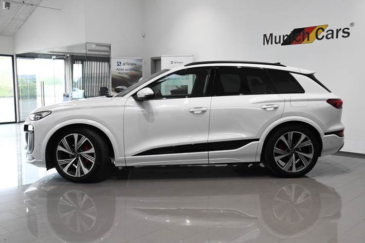 Hvid Audi Q6 e-tron fra 2025