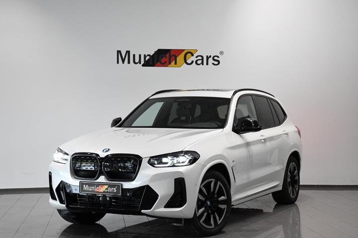 Hvid BMW iX3 fra 2025 set udefra