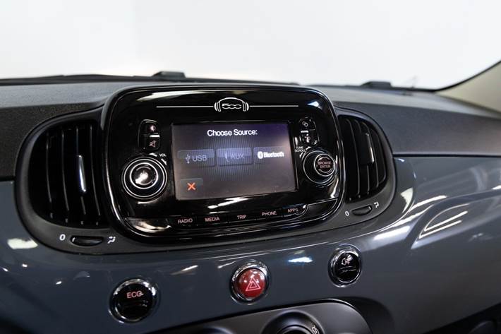 Grå Fiat 500C fra 2018