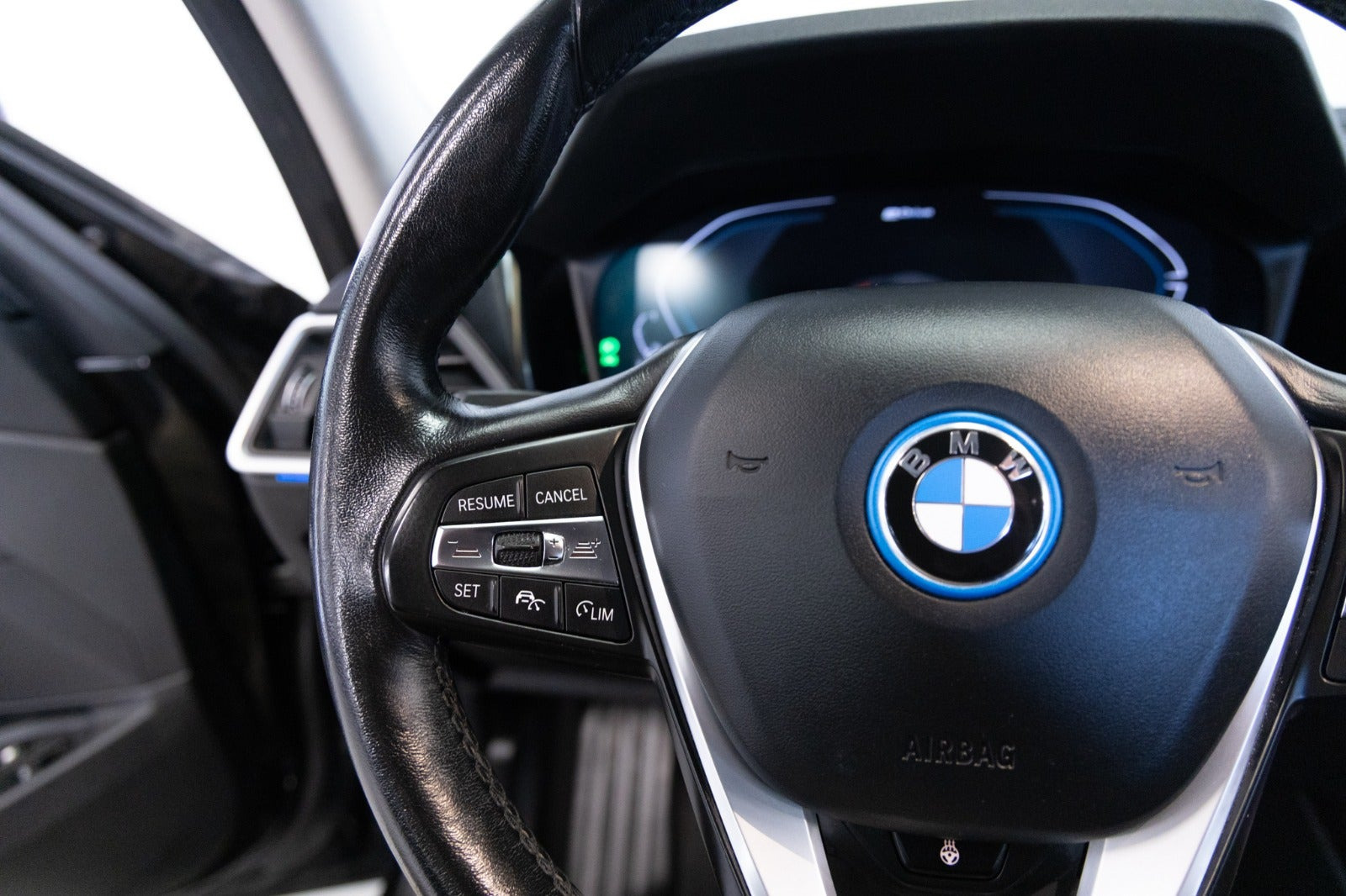Sort BMW 330e fra 2022