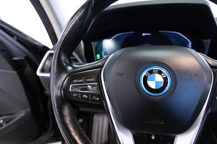 Sort BMW 330e fra 2022