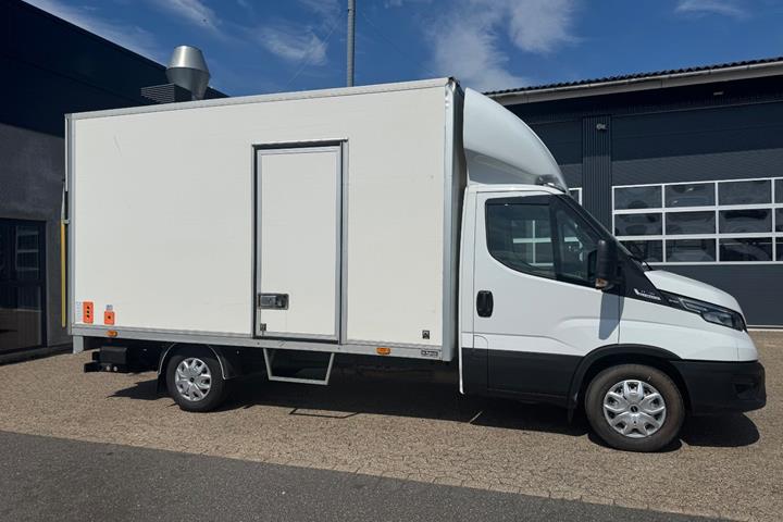 Hvid Iveco Daily fra 2023