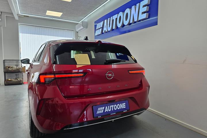 Grå Opel Astra fra 2024