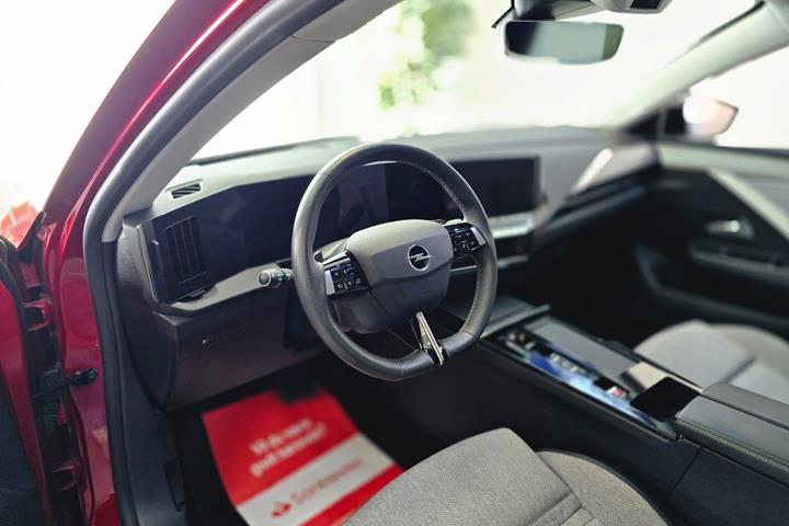 Grå Opel Astra fra 2024